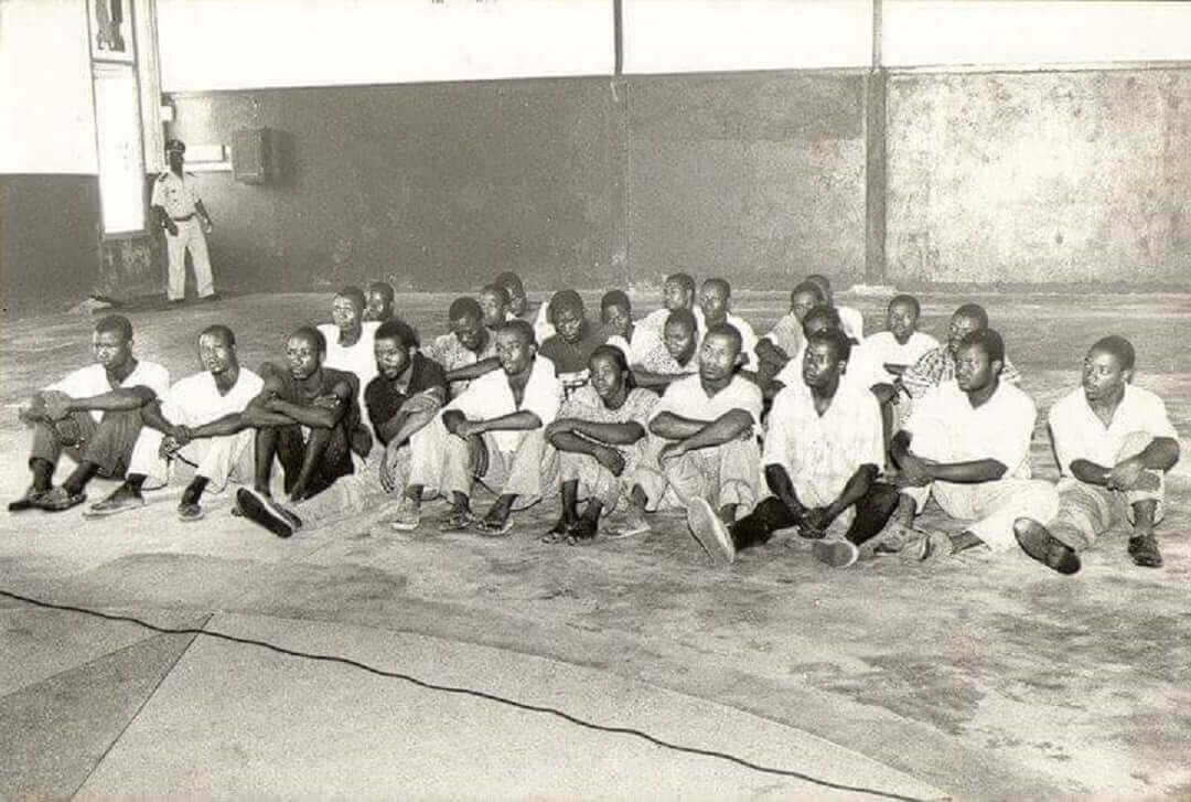 Photo Fraternité Matin / Les 25 étudiants arrêtés à une AG de la FESCI à la cité de Mermoz et détenus par Gaston Ouassenan Koné à l'école de police d'Abidjan en mai 1994. Leur libération sera conditionnée par une Déclaration de pardon au président Bédié et à toute la Nation, lue au journal de 20 heures de la RTI par leur porte-parole, le 1er SG national adjoint, Jean Blé Guirao. Bastonnés, humiliés et torturés entre le 15 mai et le 31 mai 1994. Beaucoup présents à cette AG avaient pu s'échapper, en sautant pour certains du 1er étage, sinon la moisson du Général Ouassenan, ministre de la sécurité, aurait été plus grande.