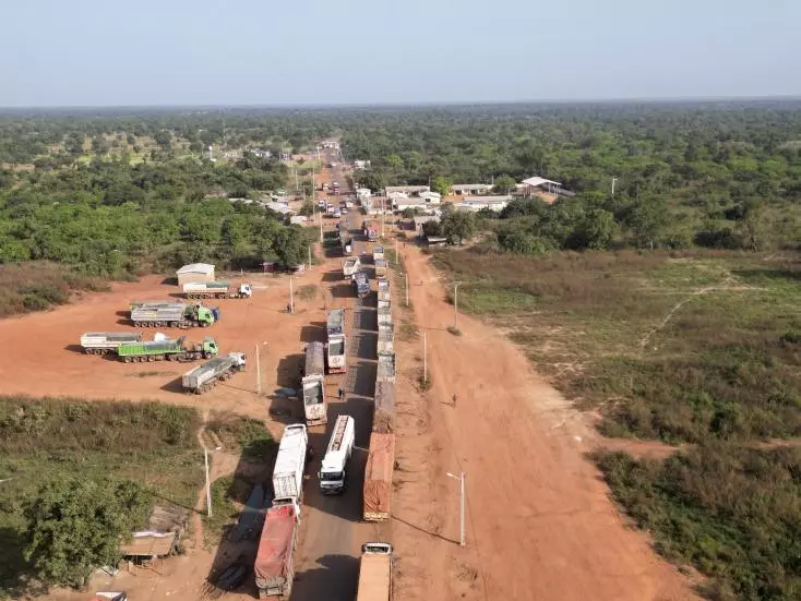 Cette vue aérienne montre des camions maliens attendant de traverser la frontière entre la Côte d'Ivoire et le Mali dans le village de Nigoun, près de Tengrela, le 31 octobre 2025. Dans le nord de la Côte d'Ivoire, des chauffeurs routiers préparent Vue aérienne de camions maliens attendant de franchir la frontière entre la Côte d'Ivoire et le Mali dans le village de Nigoun, près de Tengrela, le 31 octobre 2025 AFP/Archives Issouf SANOGO