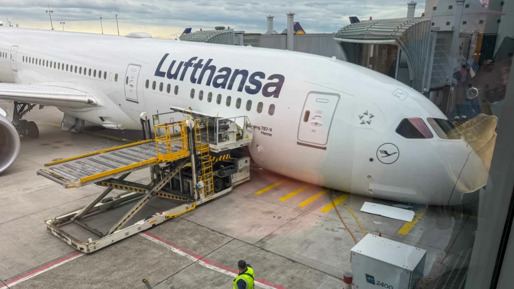 Un avion s’affaisse sur son train avant à l’aéroport de Francfort (Allemagne): plusieurs blessés