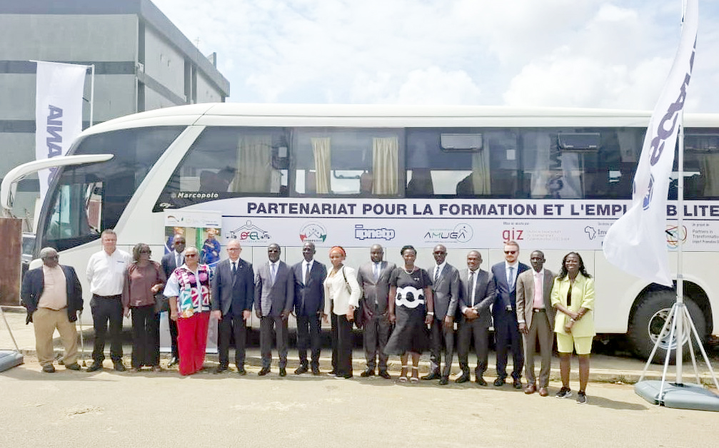 Renforcement de la sécurité routière: l&rsquo;OSER reçoit un autobus pour la formation pratique des conducteurs professionnels