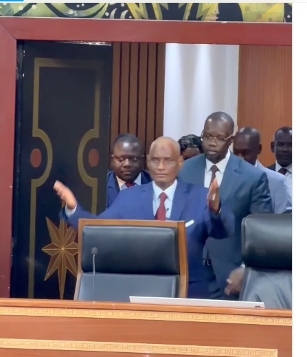 Fin de l&rsquo;hyperprésidentialisme/Sénégal: Sonko accélère la réforme constitutionnelle et affirme que Diomaye ne pourra modifier « aucune virgule » du texte adopté