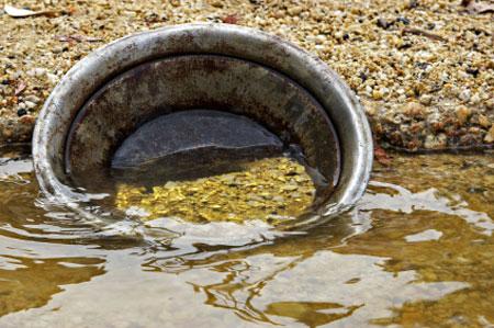 Or brut : la Guinée impose le raffinage local