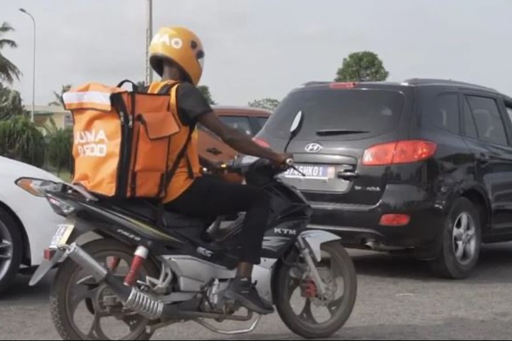 Enquête: les coursiers à moto d&rsquo;Abidjan face à la précarité, aux contrôles et aux dangers de la route