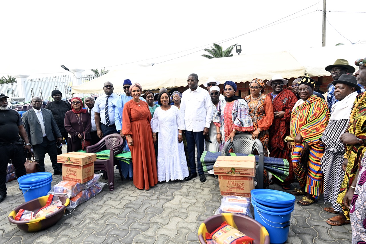 Solidarité :  La Première Dame, Madame Dominique Ouattara offre 65 millions FCFA d’assistance aux populations sinistrées de Koumassi Campement