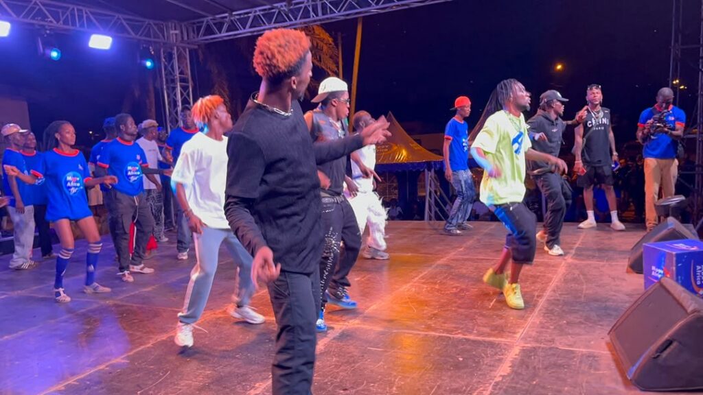 20 ans de Moov Africa CI / La caravane « Moov tour » en partenariat avec l’Unesco mise sur le renforcement des compétences en IA chez les jeunes (publi info)