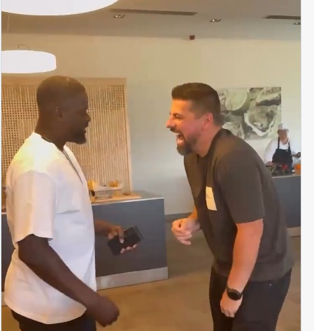 Milan Baroš : Emmanuel Eboué retrouve son ancien coéquipier pour un jubilé chargé d’émotion