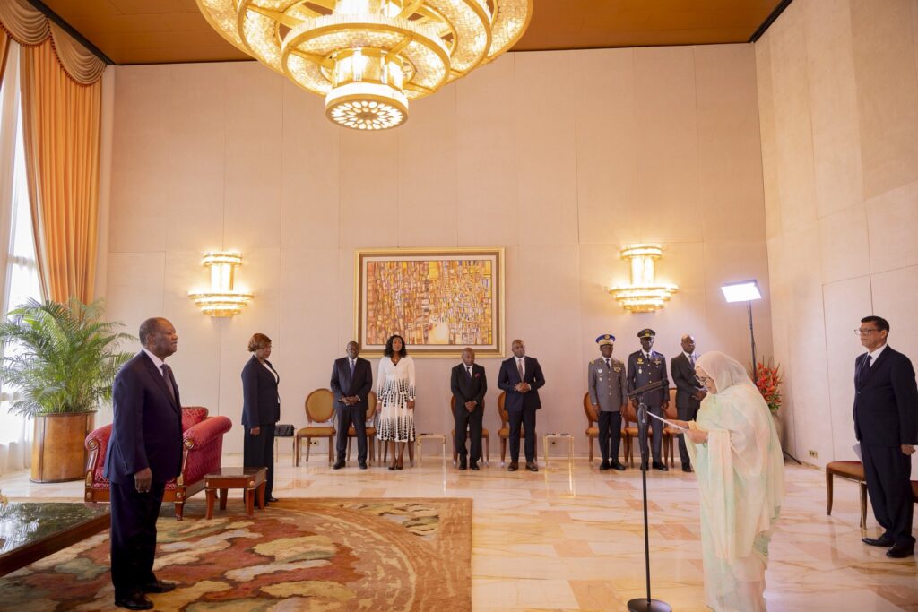 Côte d’Ivoire : cinq nouveaux ambassadeurs présentent leurs lettres de créance à Alassane Ouattara