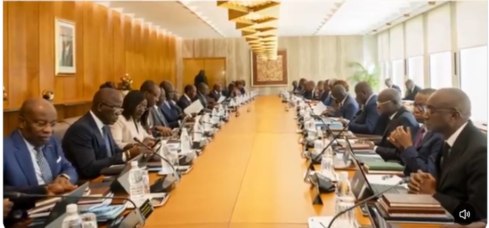 Remaniement: insatisfait après seulement 10 mois, Ouattara va virer des ministres